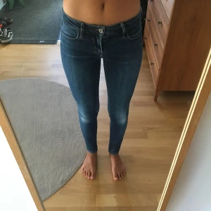  - Blåa tighta jeans från Levi’s. Sitter sjukt bra men lite slitna på knäna, annars bra skick.