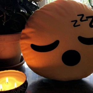  - Jätte mysig emoji kudde! 😴 Ska man köpas möts man i Jönköping eller i närheten. 💙