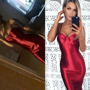  - Oanvänd klänning i storlek M. Passar mig bra (är egentligen XS/S) dock tight vid bysten och jag har F/G kupa.  Ena bilden är lånad, ena är en bild på mig. Finns i Göteborg men kan skickas mot betald frakt