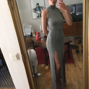  - Klänning med slits och djup rygg från nastygal. Tunt bomullsliknande tyg med små ränder. Storlek M men väldigt stretchig så passar både mindre och större storlekar!  Hämtas i Göteborg eller skickas till köparen, som står för frakten 🌞