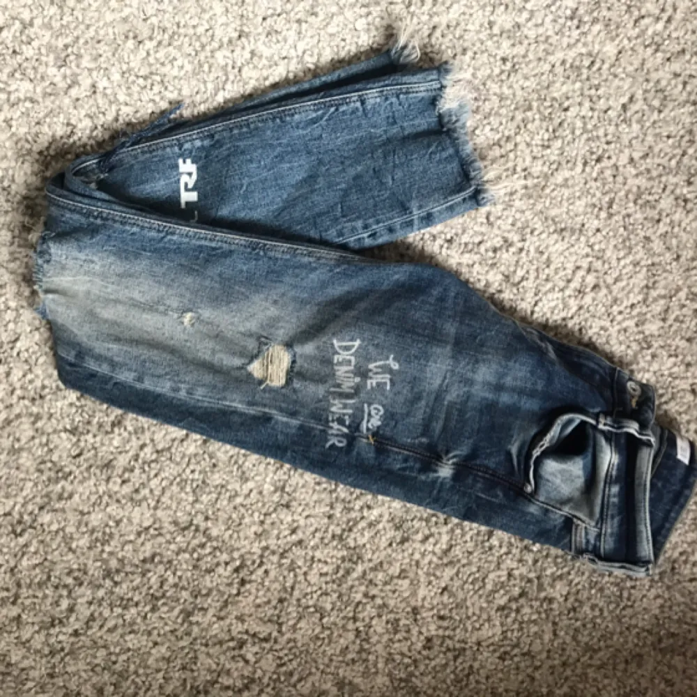 Så fina, slitna jeans från ZARA! Storlek 32 men skulle säga de passar 34 också!✨. Jeans & Byxor.
