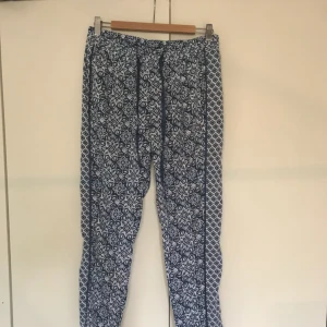  - Härliga byxor från bikbok i vitt och blått. Endast använda en gång. Frakten är 20:- ☀️