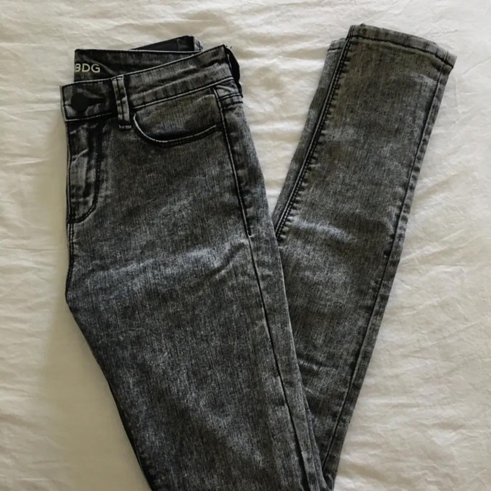 Stentvättade stuprörsjeans från Urban Outfitters, knappt använda pga lite för långa för mig, W26 L30. . Jeans & Byxor.