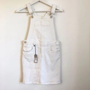  - Hängselklänning från River Island. Aldrig använd och prislappen sitter kvar. Köparen står för frakt.