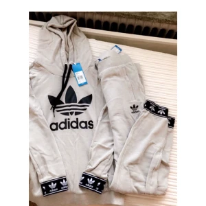  - Adidas tracksuit set. Aldrig använt, lappar kvar. Går inte att få tag på längre!  Nypris: hoodie 699:- / byxor 599:-  Har set i 38 & 36 (2 annonser) är man intresserad av enbart en del så går det att diskutera.