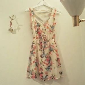  - Inklusive frakt! Superfin lätt klänning med cutout vid magen i höjd med midjan. Så snygg på, tyget faller jättefint! Lagom lång och knäpps med en dragkedja på sidan. Säljer pga för liten.