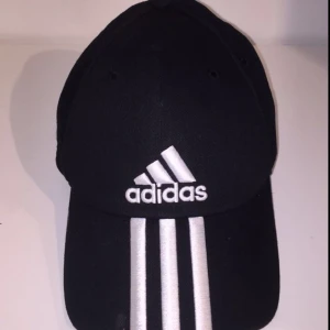  - Superfin adidas keps. Köpt för 400, perfekt skick.  Köparen står för eventuell frakt ☺️