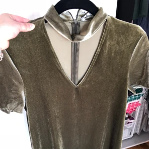  - Helt oanvänd ny klänning från MANGO i sammet tyg. Köpare står för frakt annars går det bra att hämta i Täby, Stockholm, så snart som möjligt. Ord.pris 249kr. Lapp är kvar. 