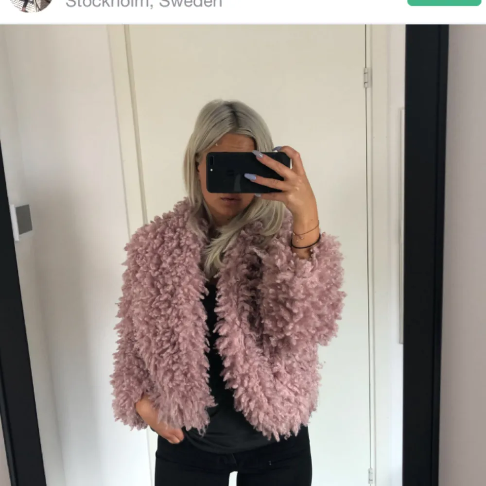 Fin fluffig rosa jacka från H&M trend. Populär och sålde slut snabbt, är i fint skick! 😍. Jackor.