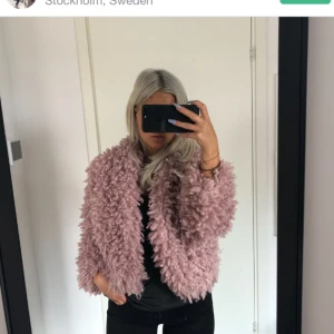  - Fin fluffig rosa jacka från H&M trend. Populär och sålde slut snabbt, är i fint skick! 😍