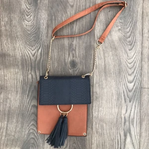 VÄSKA - Säljer denna väska i brun och blå färg. 