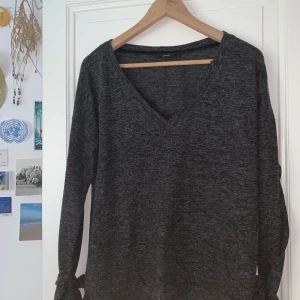 Tröja med detaljer  - Varm och fin gråmelerad tröja från VERO MODA med spetsdetaljer i urringningen och knytande vid handlederna. God kvalitet. Skriv för fler bilder. Möts upp i Falun eller skickar om du betalar frakten✌🏻