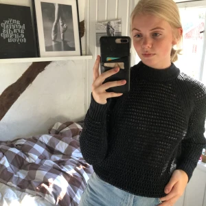 Svart tröja - Svart tröja med hål från UNICLO🤍 nederkanten är uppvikt på bild 1🤍 finns en lös maska på vänsterarmen, som jag stoppat in på bild 2 (så den inte syns) annars bra skick. Frakt är inkluderad i priset🤍