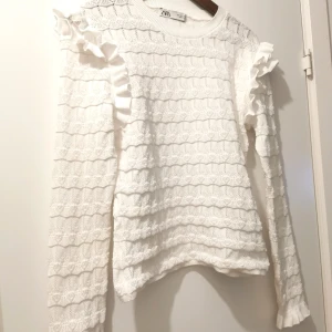 Zara stickad tröja - Superfin tröja från Zara. Storlek L men liten i storlek. Knappt använd. 