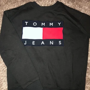 Tommy Jeans - Använd 1 gång, som ny!! Skitsnygg men tyvärr något som bara ligger i garderoben. Stl XS. Inköpt i USA. Är fler intresserade bud i kommentaren 😄