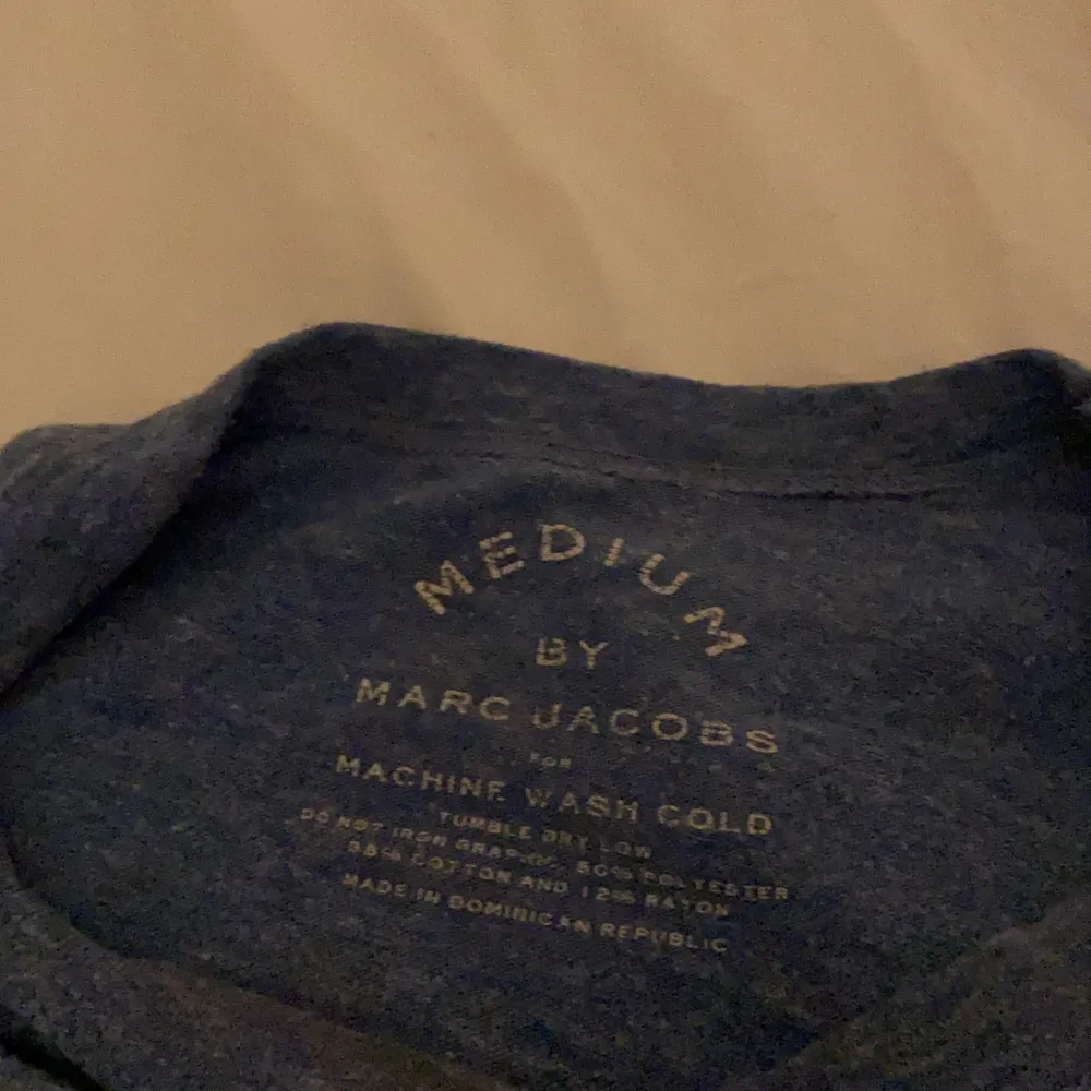 Blå T-shirt från Marc Jacobs, as nice!. T-shirts.