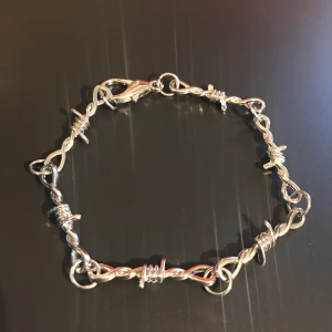 Barbedwire armband - Omkrets på 25 cm. Väldigt fin. Frakt 11 kr. Budet ligger på 200 kr! Budning pågås fortfarande. Lägg bud i kontakta 😊