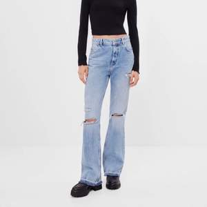 Säljer mina supersnygga berskha jeans som är sprillans nya och helt oanvända!!!✨ lappen sitter kvar. i storlek 32✨ buda från 300kr
