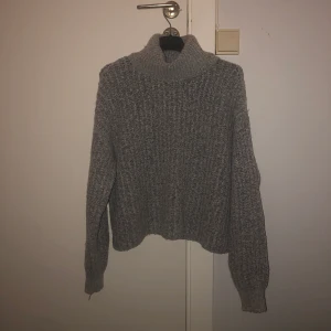 Stickad tröja, S - Jätte fin stickad grå tröja från Gina Tricot som är för stor för mig! Använd typ två gånger och ser ut som ny💞