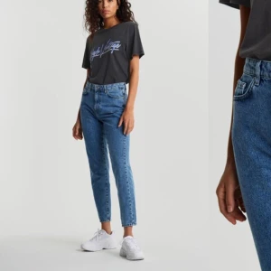 Mom jeans - Dagny mom jeans från Gina Tricot. Använda max 3 ggr och såklart tvättade efter användning. Frakt ingår i priset. Dom sitter bra i längden på mig som är 165 cm lång, slutar precis där mina sneakers börjar. Sitter jättensnyggt och formar sig bra efter kroppen men är ändå loose fit. 🥰 