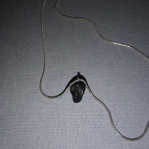 Döskallehallsband  - Hallsband med en svart dödskalle, perfekt inför halloween! 