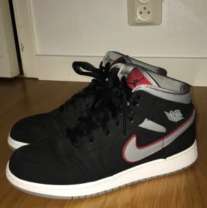 Nike Jordan 1 MID (GS) - Jätte fina Nike Jordan 1 MID (GS) i färgen ”Black/Particle  Grey- white”  Fick de som födeldagsprent, men de vart inte rikitigt min typ. Storlek 40 😍 Så länge annonsen är kvar så är skorna kvar.  Fraktar ifall det skulle behövas ! Orginal boxen ingår 