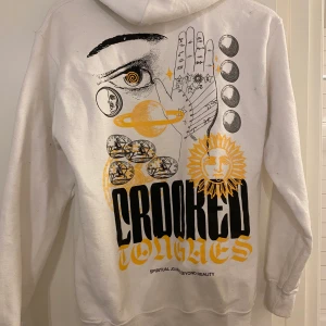 Hoodie med tryck - En oversized hoodie från Crooked Tounges med ascoola tryck. (Lite nopprig- se sista bild). 😍 💕 FRAKT INGÅR