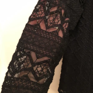 Topp i spets 💫 - Fin blus i spets från Lindex 🌟 •Storlek 36 •Fint skick, knappt använd •Pris: 55 kr 🧺Tvättad efter användning 📬Kan skickas mot fraktkostnad 🚫Djurfritt och rökfritt hem 📍Kan mötes upp i Mölnlycke centrum 