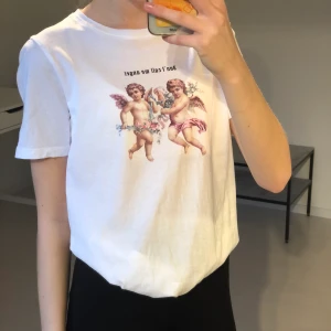 T-shirt med tryck - T-shirt med änglar på. Aldrig använd! 