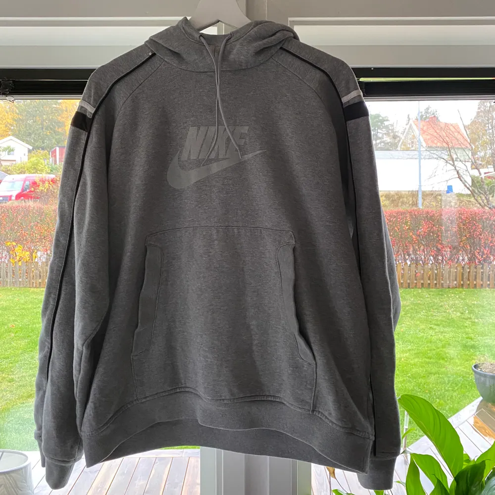 Säljer en grå Nike hoodie, har köpt den för ett tag sen men är i ett jättebra skick! Hoodien är i storlek M och sitter lagom stort och är jätte mysig och varm! Frakt kostar 80kr. Hör av er ifall ni har frågor🥰🥰. Hoodies.