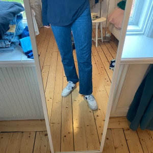 Jeans  - Jag säljer ett par mörkblåa row jeans i storlek 30/32 från weekday! Bra skick. Frakt tillkommer 63kr!Jag är 175cm!