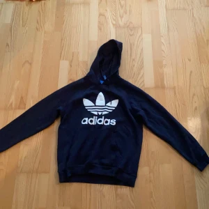 Adidas hoodie - Adidas hoodie i mycket bra skick, använd 1-2ggr.