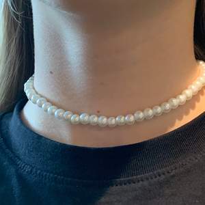 vi säljer ett halsband med vita pärlor! ⚡️ 