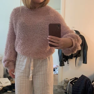 Fluffig tröja  - Så mysig fluffig tröja från Gina, aldrig använd i storlek S