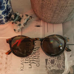 Kvalitativa solglasögon med UV-400 certifikat - Hej! Jag säljer dessa kvalitativa solglasögon i 3 färger då dem är från ett UF företag och vi blev kvar med ett stort lager eftersom beställningen kom månader försent pga Covid-19. Solglasögonen har ett Uv certifikat 400 vilket kan jämföras med samma kvalite som solglasögon som Rayban, Chimi, etcetera.