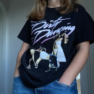 Dirty Dancing Tee - Jättesnygg vintage t-shirt med tryck från filmen Dirty Dancing i storlek M. (Jag passar i XS-S i vanliga fall och är 160cm) köparen står för frakt!