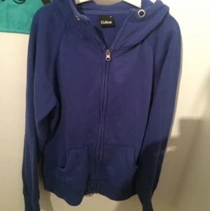  - Hoodie från Cubus, storlek M passar även den som har storlek S. :)