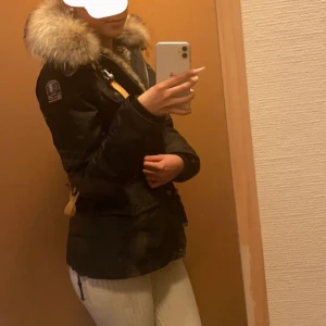 Parajumper jacka - Fin äkta parajumper jacka i storlek S, lite smutsig därav priset. Kommer inte med bud på 2000kr, då den är köpt för 10.000. Den är i fint skick, man får med allt som kom med jackan. Ligger ute överallt 