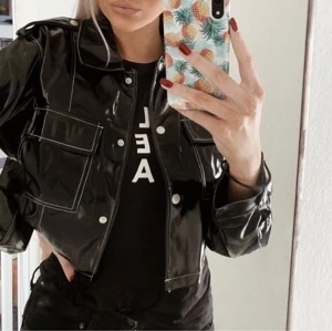 Croppadjacka SHEIN - Svinsnygg croppadjacka från shein!! Den är liksom lackad och ganska tunn! Storlek L men liten i storleken, jag är vanligtvis S / M !Fraktar endast och frakten ingår i priset!❤️