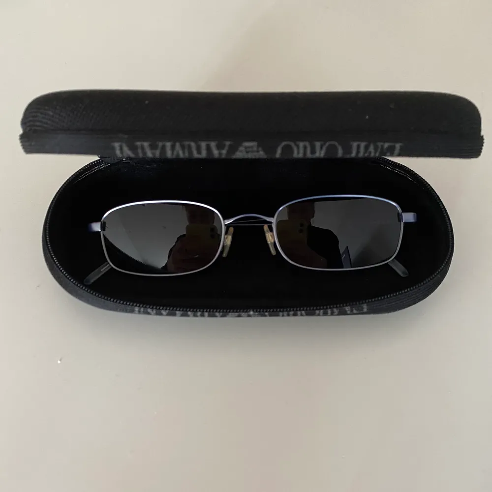 Solglasögon från Emporio Armani, godkända och köpta på Vestiaire Collective (kvitto finns). Glaset insatt av optiker, så totala värdet är: 1500kr. Helt nytt glas, inga repor, oanvändna. Sjukt snygga om man gillar 90-tals viben!. Accessoarer.