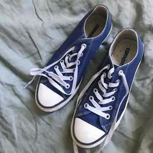 Nya converse i strl. 37 - Använda ca tre gånger. Marinblå i storlek 37!