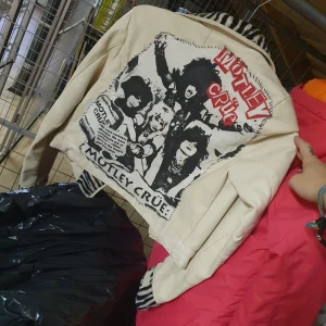 Mötley crüe - Diggar jackan väldigt mycket men kommer aldrig till användning tyvärr. Funderat på o sälja den de senaste 2åren men har svårt för de då den är unik med tanke på att den är omgjord av en tjej. 