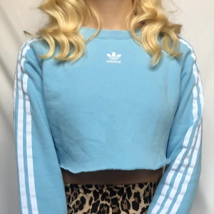 ✨Cropped Adidas✨ - Aldrig använd cropped adidas tjocktröja i en fin ljusblå färg✨ i storlek XS och inte i en oversized modell✨ har croppat den själv så därav lite nedsatt pris✨ frakt ingår inte utan kostar 60kr✨ skriv om det finns några frågor✨