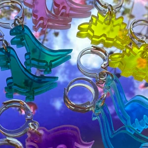 Dinosaurie örhängen  - Söta små dinosaurie örhängen i plast🥰 de är endast testade en gång! du står för frakten💘