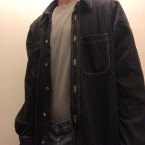 WEEKDAY svart skjorta - Svart skjorta från WEEKDAY med vida detaljering storlek L.