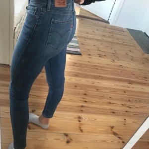Levis jeans - Jättefina Levis jeans i storlek 29 säljes. Storlek 27 visas på bilden. 100kr+frakt. Skriv privat för fler bilder eller frågor☺️