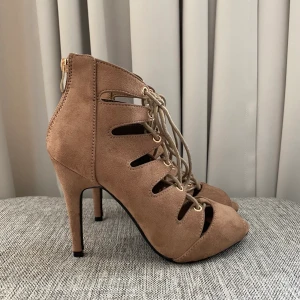 Klackskor - Beiga klackar 🤎🤎🤎 Oanvända, klackhöjd 10.5 cm