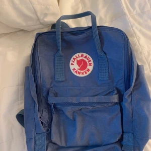 Fjällräven  - Blå fjällräven äkta använd väl, köpt för 1795, laptop modellen så den har ett fack i ryggen som är isolerat till för laptops.