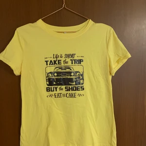 T-shirt storlek S - Från Shein, står att den är storlek Large men snarare storlek small