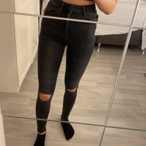 Gråsvarta jeans med hål - Säljer mina gråsvarta jeans med slitningar. Jag säljer dessa för att dom Inge har kommit till användning.🥰